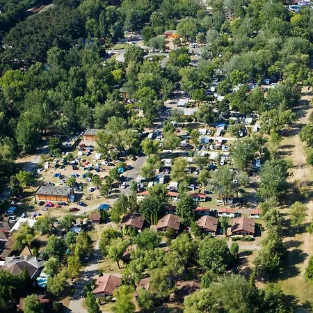 Kemp Happy Camp Mobile Homes In Village Aranypart 3*